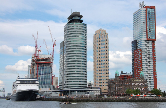 Обои картинки фото города, панорамы, ship, port, стройка, высотки, дома, набережная, boat, лайнер, люди, катер, rotterdam, liner