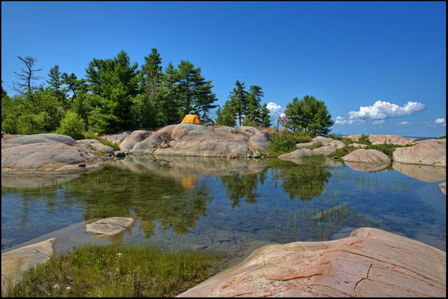 Обои картинки фото природа, реки, озера, река, лес, валуны, палатка, облака