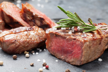 Картинка еда мясные+блюда соль соус чеснок перец стейк