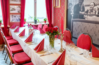 Картинка интерьер декор +отделка +сервировка мебель кафе сервировка цветы посуда