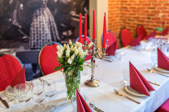 Картинка интерьер декор +отделка +сервировка посуда цветы розы праздник сервировка кафе