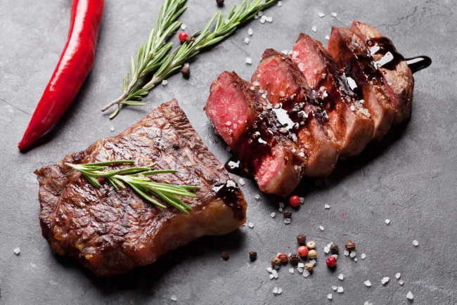 Обои картинки фото еда, мясные блюда, соль, соус, чеснок, перец, стейк