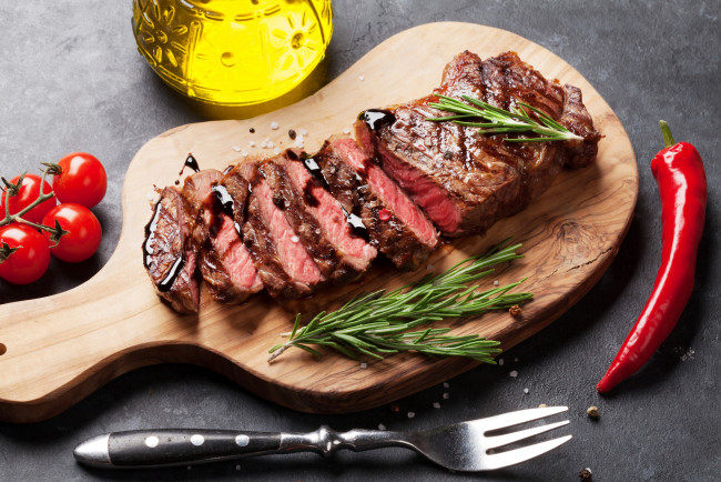 Обои картинки фото еда, мясные блюда, соль, соус, чеснок, перец, стейк