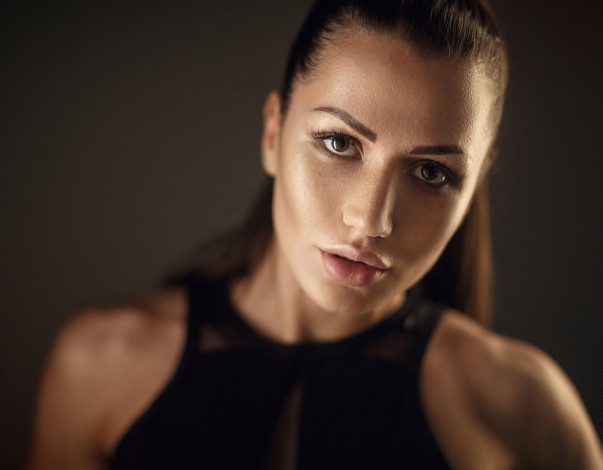 Обои картинки фото девушки, -unsort , лица,  портреты, взгляд, боке, шатенка, прическа, майка, макияж, портрет, модель, фон, лицо