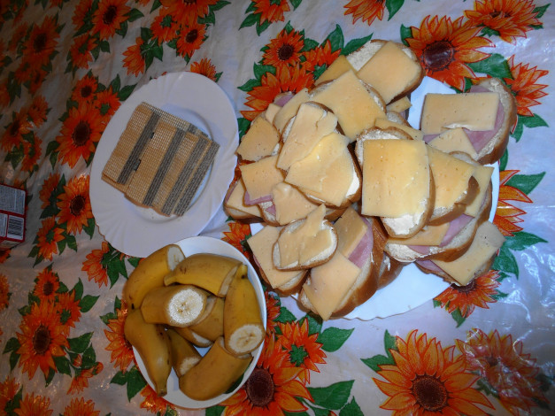 Обои картинки фото еда, бутерброды,  гамбургеры,  канапе, бананы, яблоки, сыр, хлеб, колбаса