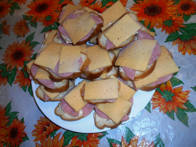 Обои картинки фото еда, бутерброды,  гамбургеры,  канапе, сыр, хлеб, колбаса