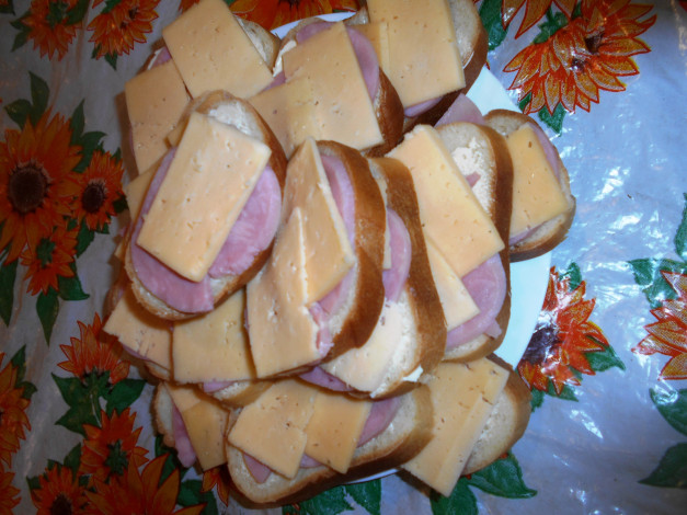 Обои картинки фото еда, бутерброды,  гамбургеры,  канапе, сыр, хлеб, колбаса