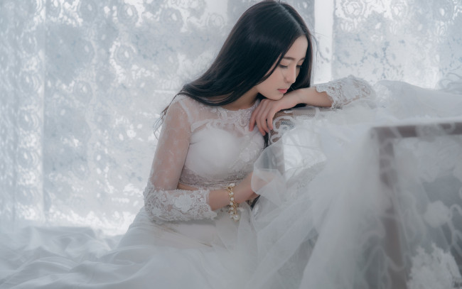 Обои картинки фото девушки, -unsort , невесты, кружева, браслет, занавески, ткань, окно, брюнетка, руки, портрет, белое, стиль, поза, лицо, девушка, взгляд, грудь, опустив, голову, печальная, роскошное, облокотилась, молодая, свадебное, платье, длинноволосая, тюль, невеста, светлый, фон, сидит, шторы, азиатка