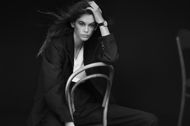 Обои картинки фото kaia gerber,  photoshoot 2018, девушки, -unsort , Черно-белые обои, monochrome, кайя, гербер, стул, наручные, часы, модель, 2018, kaia, gerber, знаменитости