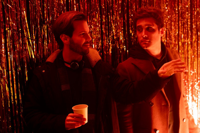 Обои картинки фото кино фильмы, die in a gunfight, парни, стаканчик, клуб