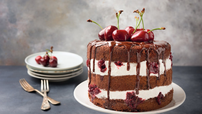 Обои картинки фото еда, торты, торт, вишни, тарелки, вилки