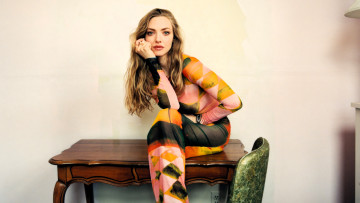 Картинка девушки amanda+seyfried актриса блондинка платье стол