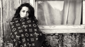 Картинка девушки ana+de+armas черно-белая плед дом окно