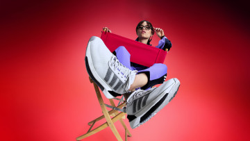 обоя девушки, jenna ortega, шатенка, очки, кроссовки, стул