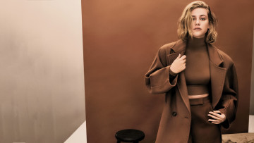 Картинка девушки lili+reinhart блондинка пальто свитер брюки