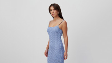 Картинка девушки millie+bobby+brown шатенка платье