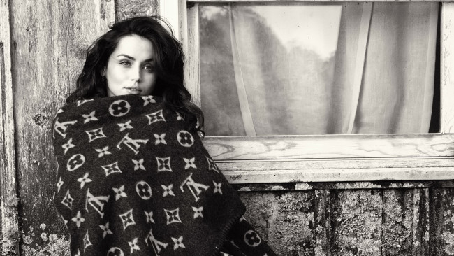 Обои картинки фото девушки, ana de armas, черно-белая, плед, дом, окно