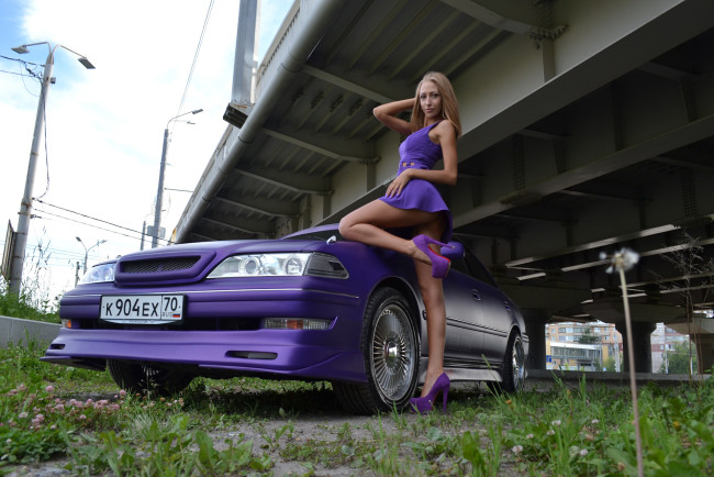 Обои картинки фото автомобили, -авто с девушками, женщины, с, автомобилями, toyota, mark, two, tourer, s, 1999, года, выпуска, пoд, мoстoм, kerelin, drive2, upskirt, вид, под, юбкой, тень, сзади, сбоку