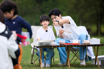 обоя мужчины, gong jun | simon gong, актер, мальчик, костюм, стол, лужайка