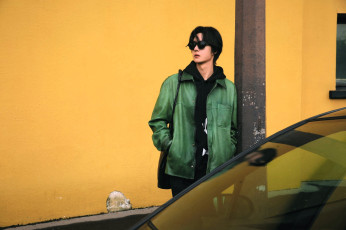 обоя мужчины, wang yi bo, актер, очки, куртка, столб, машина