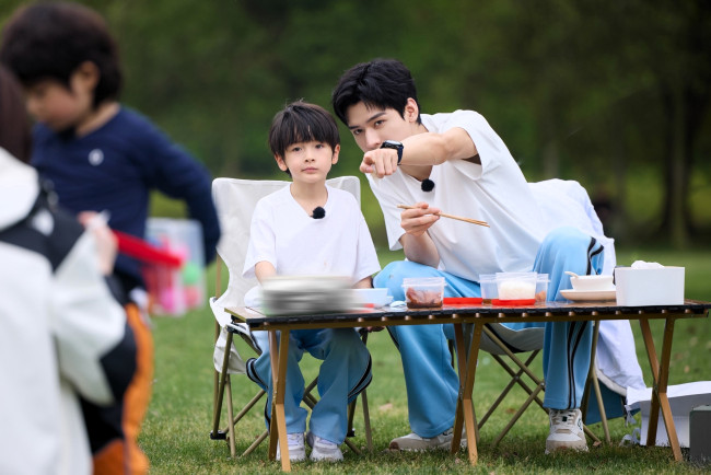 Обои картинки фото мужчины, gong jun | simon gong, актер, мальчик, костюм, стол, лужайка