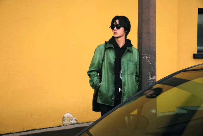 Обои картинки фото мужчины, wang yi bo, актер, очки, куртка, столб, машина