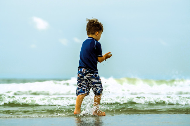 Обои картинки фото разное, дети, мальчик, ребенок, футболка, шорты, море