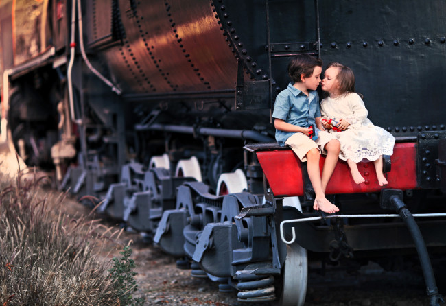 Обои картинки фото разное, дети, мальчик, девочка, поцелуй, паровоз