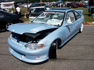 Картинка автомобили выставки уличные фото