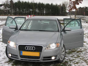 Картинка автомобили выставки уличные фото