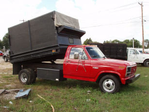 Картинка автомобили выставки уличные фото