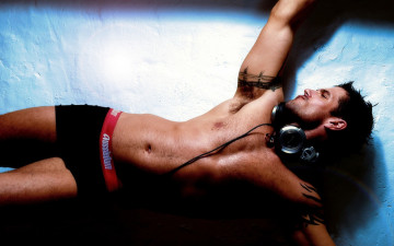 Картинка мужчины unsort наушники татуировки