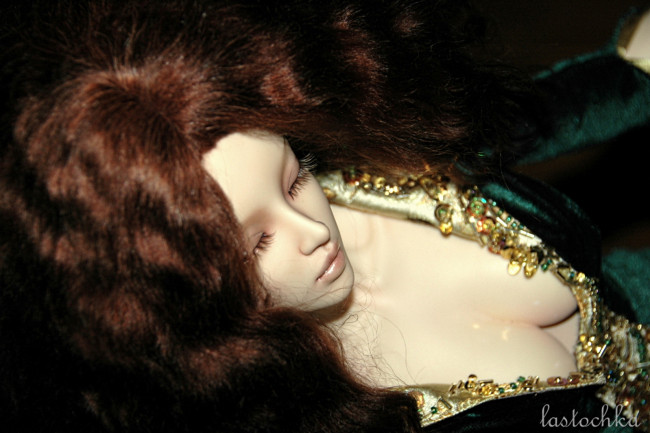 Обои картинки фото разное, игрушки, кукла, декольте