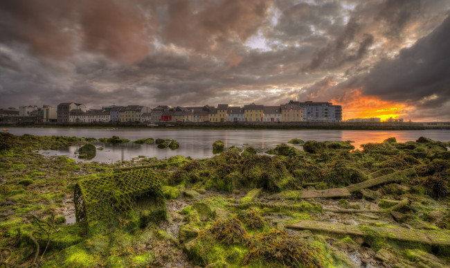 Обои картинки фото города, пейзажи, сумрак, город, река, тина, тучи