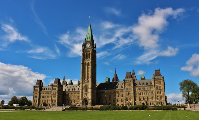 Обои картинки фото города, оттава, канада, шпиль, часы, башня, замок, лужайка