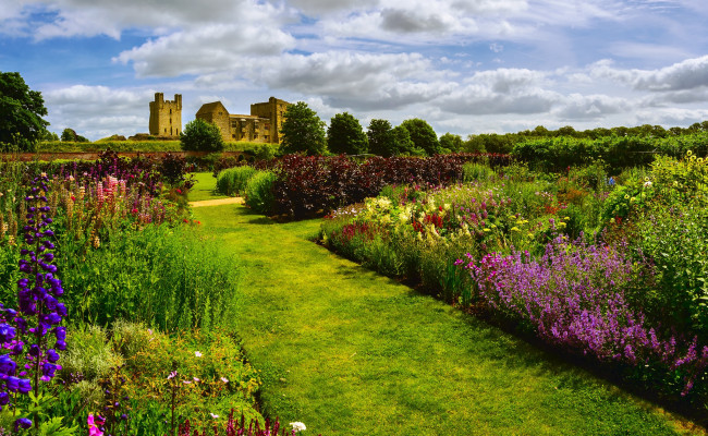 Обои картинки фото города, пейзажи, замок, дорожка, цветы, клумбы, газон, луг