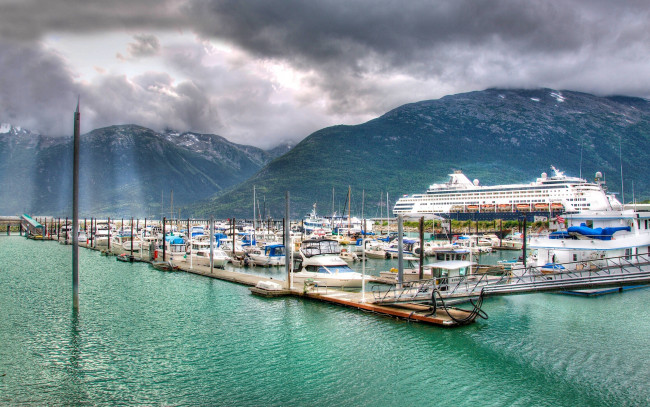 Обои картинки фото skagway, alaska, корабли, порты, причалы, катера, лайнер, горы, порт, залив, линн-канал, аляска, скагуэй, lynn, canal