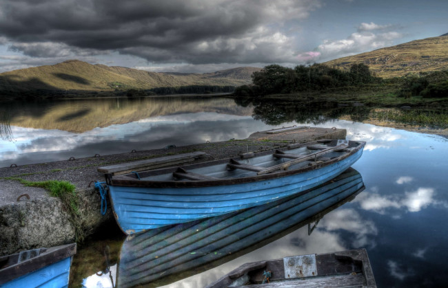 Обои картинки фото корабли, лодки, шлюпки, пристань, тучи, река, отражение, лодка