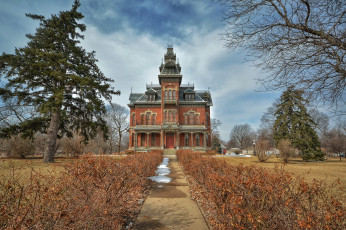 Картинка города -+здания +дома дорожка поле особняк