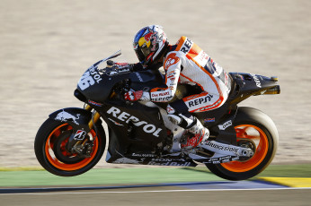 Картинка спорт мотоспорт байк гонщик экипировка трасса