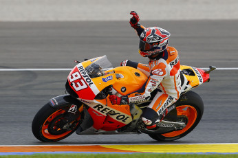 Картинка спорт мотоспорт байк гонщик экипировка трасса