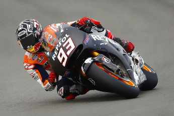 Картинка спорт мотоспорт байк гонщик экипировка трасса