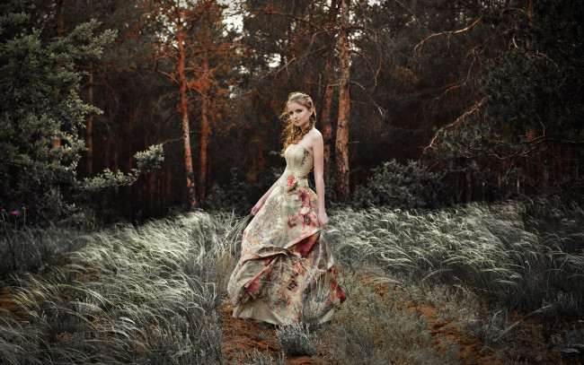 Обои картинки фото девушки, -unsort , брюнетки,  шатенки, девушка, взгляд, платье, прическа, природа, трава, лес, деревья, ветер