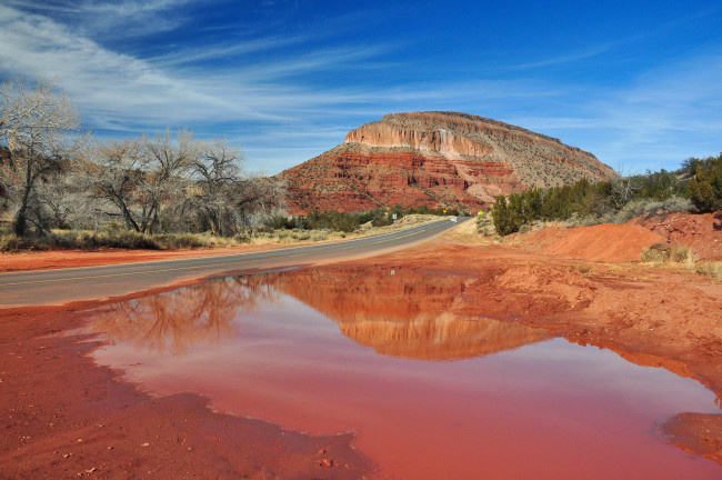 Обои картинки фото природа, дороги, лужа, деревья, облака, скалы, небо, трасса, дорога