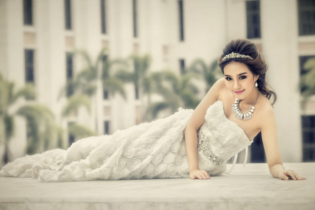 Обои картинки фото девушки, -unsort , азиатки, поза, жест, взгляд, лицо