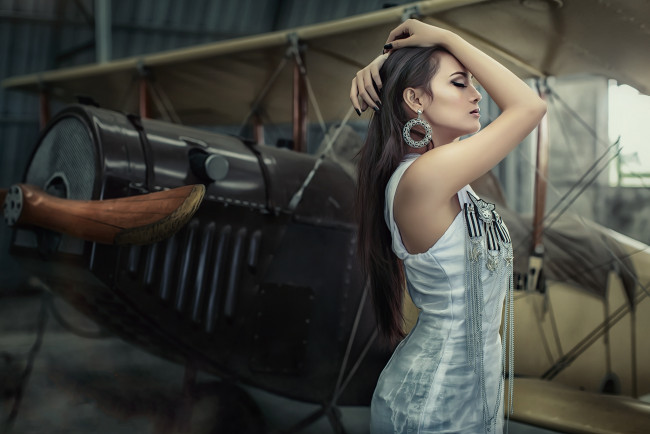 Обои картинки фото девушки, -unsort , брюнетки,  шатенки, поза, самолет, жест