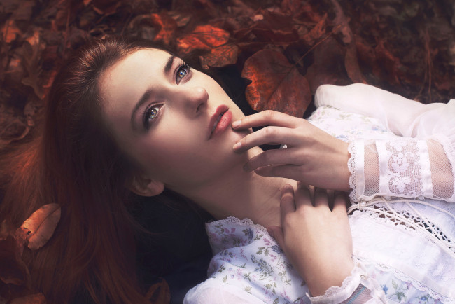 Обои картинки фото девушки, -unsort , лица,  портреты, листья, взгляд, портрет, autumnial, light, осень