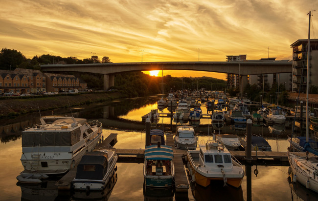 Обои картинки фото корабли, порты ,  причалы, мост, река, закат