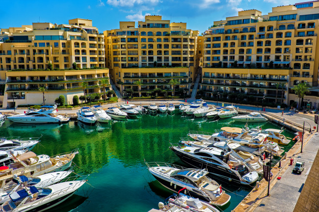 Обои картинки фото корабли, порты ,  причалы, отели, стоянка