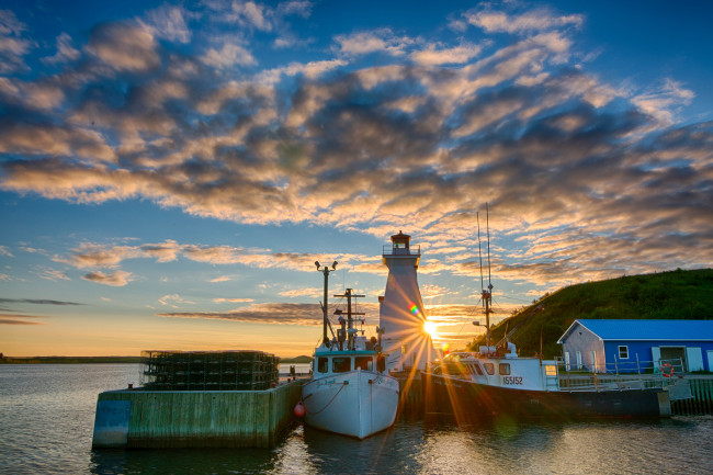 Обои картинки фото корабли, порты ,  причалы, рассвет, маяк, пристань
